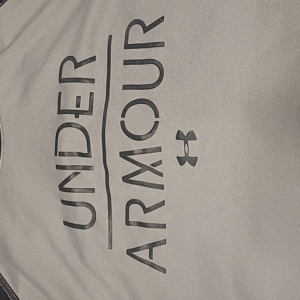 Mens XL Under Armour 100% Polyester Raglan Shirt